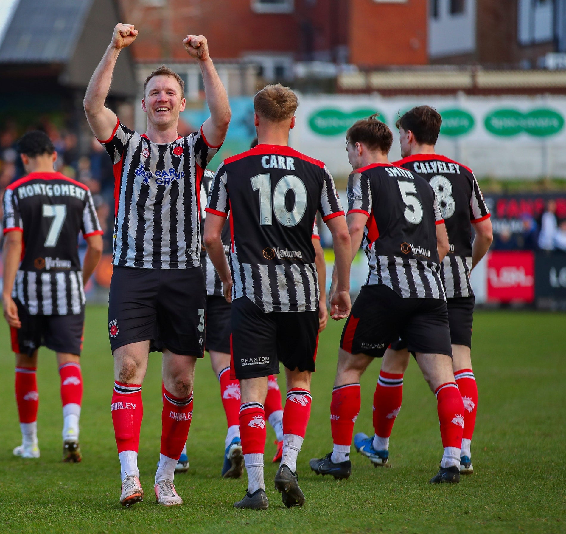 Mark Ellis extends his stay with the Magpies!