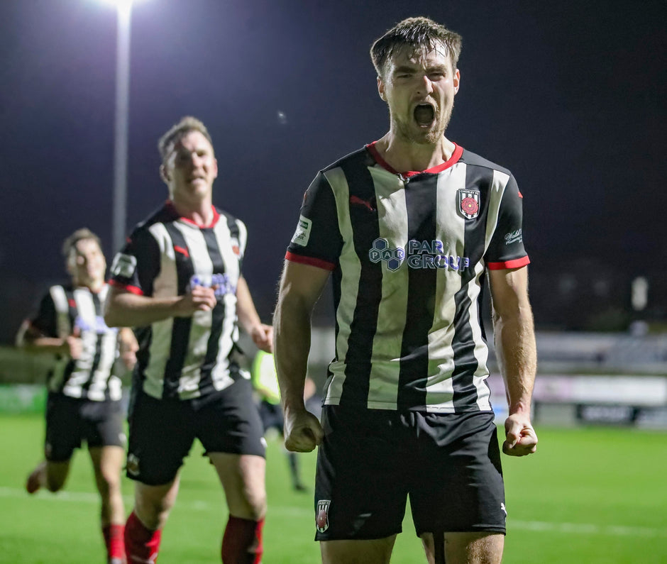 Harvey Smith puts pen to paper on a new deal!