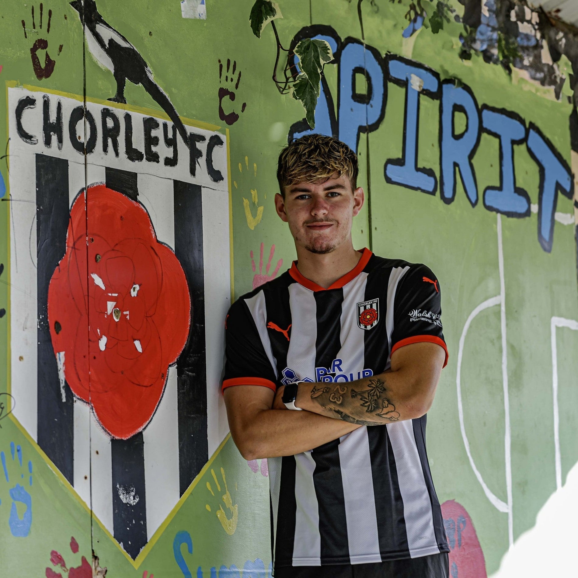 Max Thompson signs for the Magpies!